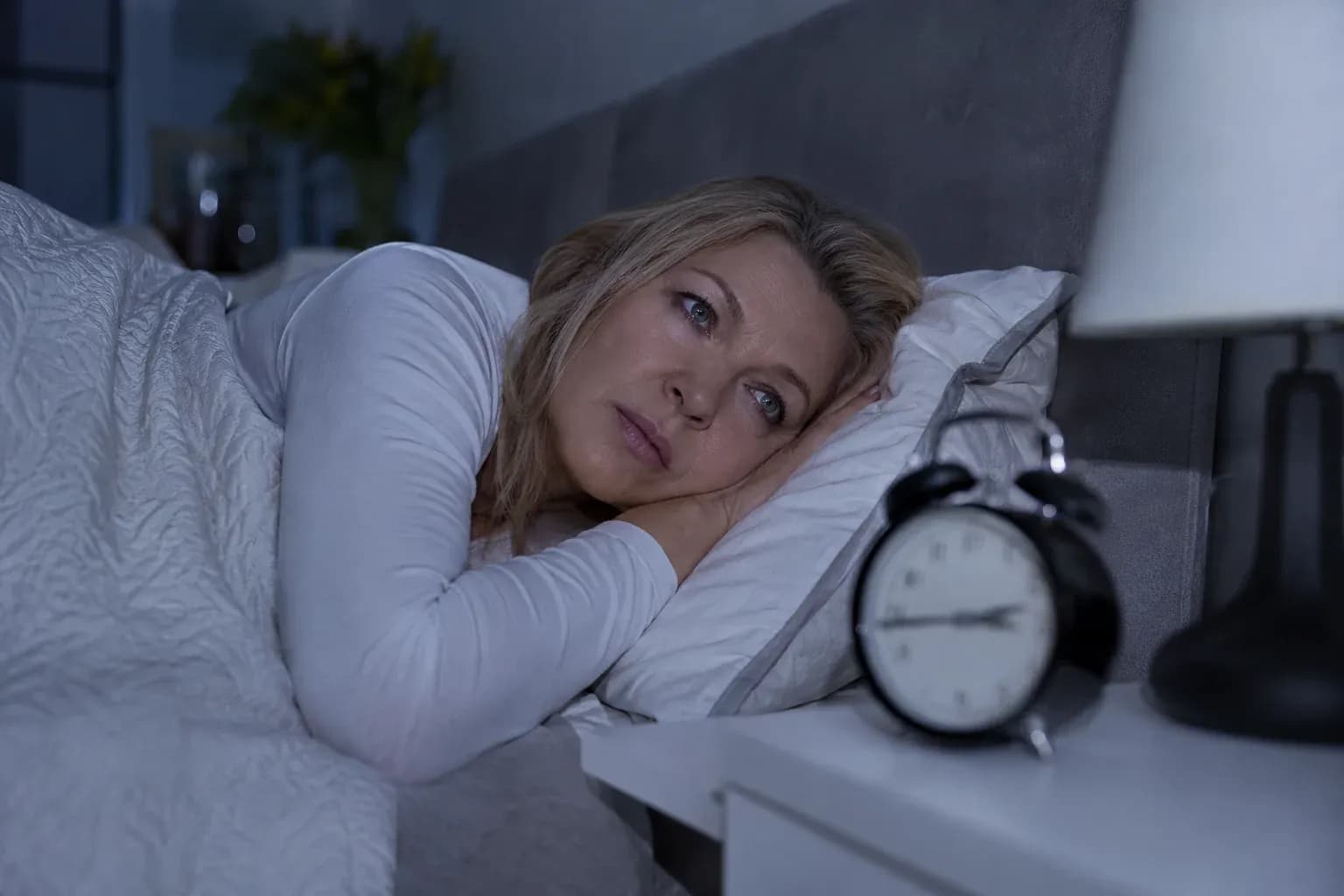 Bezsenność i problemy z wybudzaniem się w nocy w menopauzie
